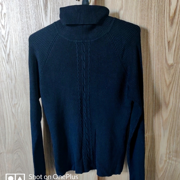 Black turtle-neck ribbed sweater